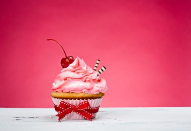 Üstte kiraz ile Vintage Cupcake