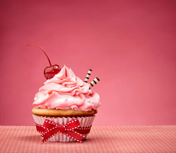 Cupcake rose avec cerise sur le dessus — Photo