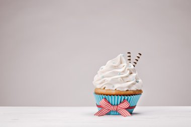 Kırmızı yay ile vanilya Cupcake