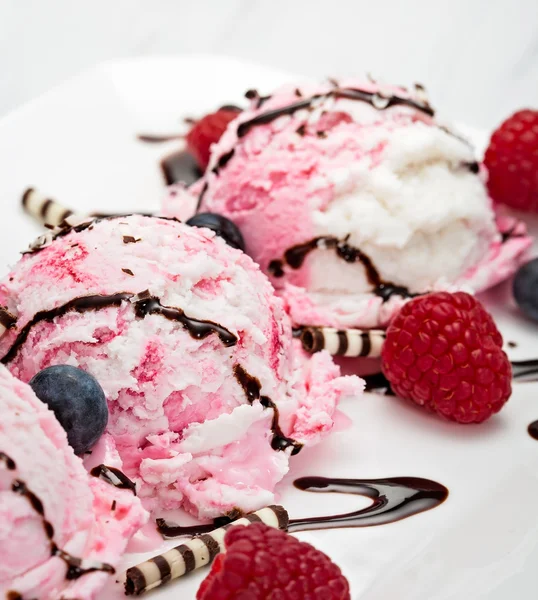 Icream Десерт з фруктами — стокове фото