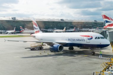 Londra - 1 Ağustos 15: yolcu 1 Ağustos 2015 Londra, İngiltere'de British Airways Boeing 767 Heathrow Havaalanı'nda kurulu. İngiliz Havayolları şirketleri uçan önde gelen biridir.