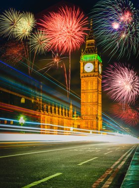 Big Ben üzerinde havai fişek gösterisinde gece, Londra, İngiltere.