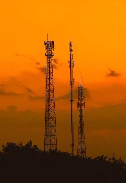 Antena de telecomunicações silhueta para celular ao pôr do sol — Fotografia de Stock