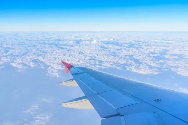 Avión ala en vuelo desde la ventana por encima de las nubes y el cielo. Vintag. —  Fotos de Stock