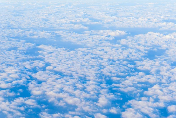 Viele Wolken auf blauem Himmel Hintergrund. — Stockfoto