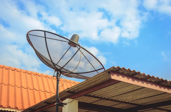 푸른 하늘에 통신 기술에 대 한 위성 접시. — 스톡 사진