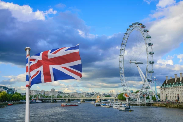 Londýnské oko na řece Temži, Londýn, Velká Británie. — Stock fotografie