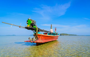 Uzun tekne ve tropikal plaj Andaman Denizi, Phuket, Tayland
