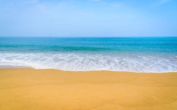 Bela praia e mar tropical em Phuket, Tailândia . — Fotografia de Stock