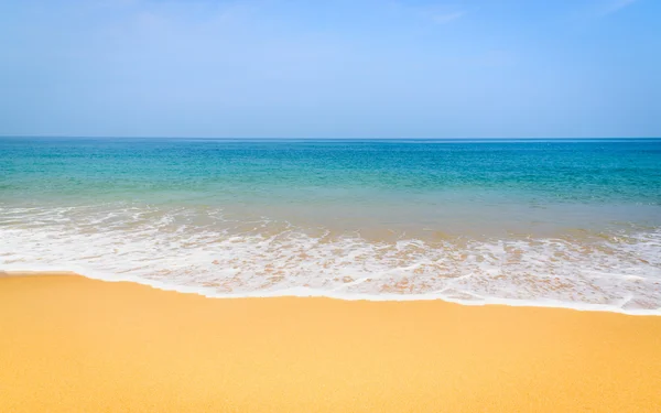 Bela praia e mar tropical em Phuket, Tailândia . — Fotografia de Stock