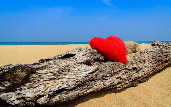 Gros plan coeurs rouges sur la plage de sable de l'océan concept d'amour pour les vacances — Photo