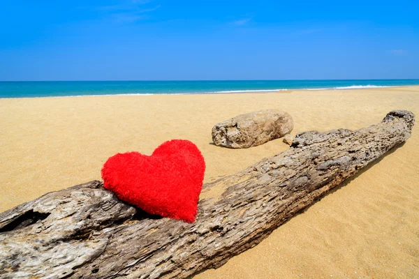 Zblízka červené srdce na ocean beach pískové - love koncept pro svátky — Stock fotografie