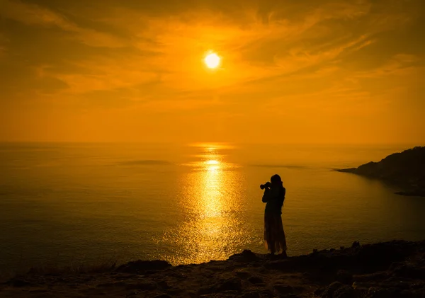 Silhouettenfotograf bei Sonnenuntergang — Stockfoto