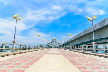 Phuket Island, Tayland, mavi gökyüzü arka plan ile Sarasin köprü.