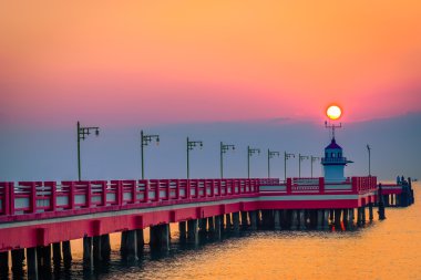 Gündoğumu iskelede doğal görünüm kırmızı.