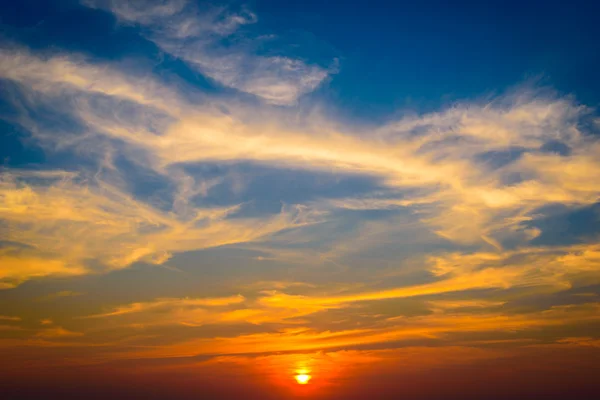 戏剧性的夕阳的天空背景. — 图库照片