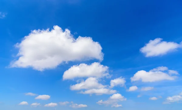 Bellissimo cielo blu con nuvole sopra la montagna — Foto Stock