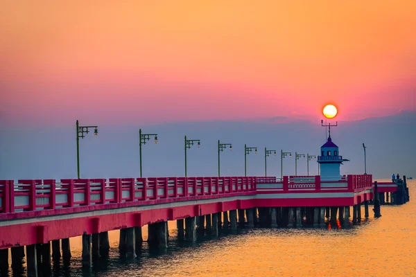 Vista panorámica del muelle rojo al amanecer . — Foto de Stock