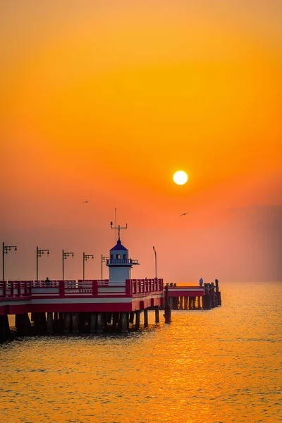Vue panoramique jetée rouge au lever du soleil en Thaïlande . — Photo