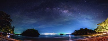 Samanyolu deniz ve dağ üzerinde.