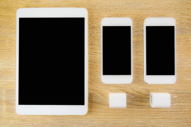 Smartphone ve tablet ile ahşap masa arka plan üzerinde siyah perde