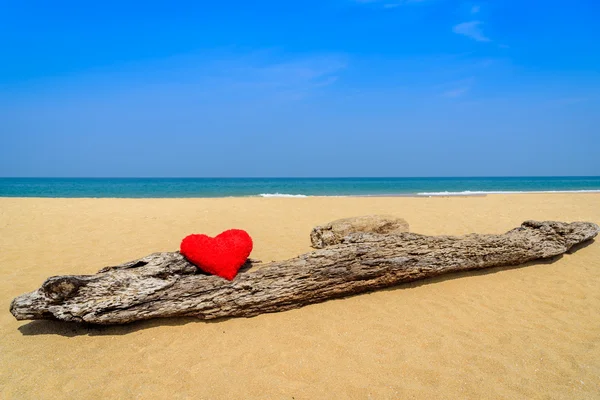 Fechar corações vermelhos na areia da praia do oceano - conceito de amor para férias — Fotografia de Stock