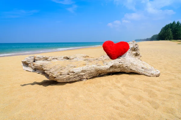 Fechar corações vermelhos na areia da praia do oceano - conceito de amor para férias — Fotografia de Stock