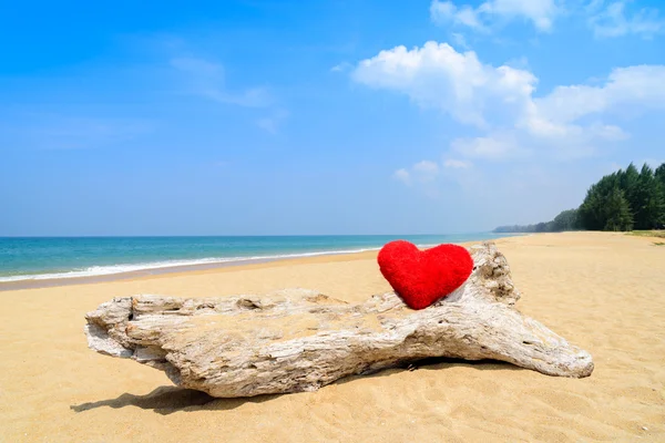 Close-up van rode harten op oceaan strand zand - love concept voor vakantie — Stockfoto