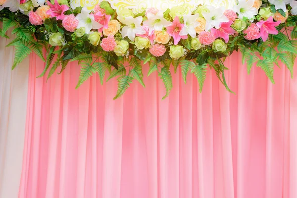 Wedding archway with flowers arranged in hotel for a wedding ceremony — Stock Photo, Image