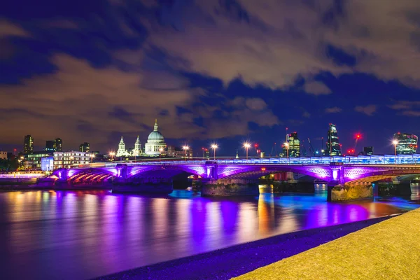 ブラックフライアーズ橋の夜、ロンドン、英国 — ストック写真