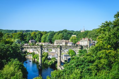 Görünümü demiryolu Viyadüğü üzerinde nehir Nidd, Knaresborogh, North Yorkshire, İngiltere'de. İngiltere.