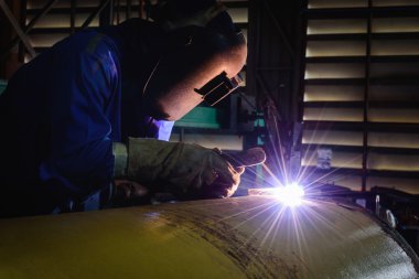 Kaynak çelik yapılar ve parlak kıvılcımlar