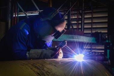 Kaynak çelik yapılar ve mercek parlaması ile parlak kıvılcımlar