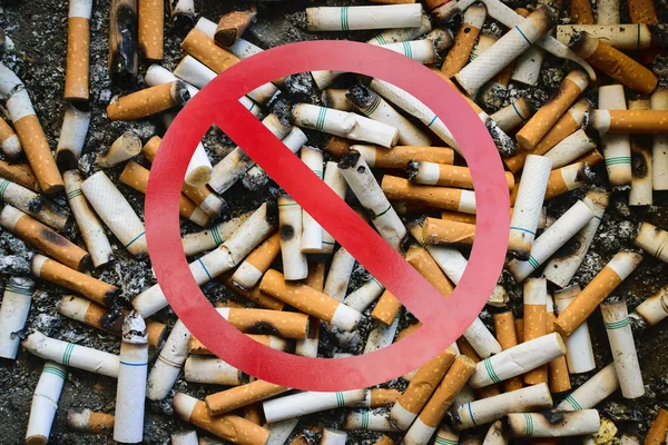 Διακοπή καπνίσματος και πολλά βρώμικα τσιγάρα πεδίο βολής φόντο — Φωτογραφία Αρχείου