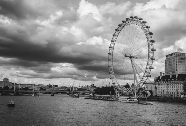 Black and white London Eye on River Thames, Londres, Reino Unido . — Fotografia de Stock