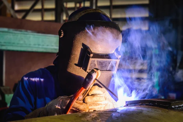 Soldadura de estructuras de acero y chispas brillantes en la fábrica de construcción — Foto de Stock