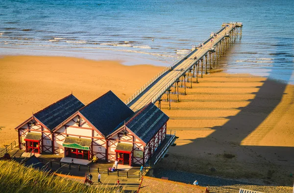 Saltburn North Yorkshire, İngiltere'de deniz kenarında iskelede Clifftop görünümü