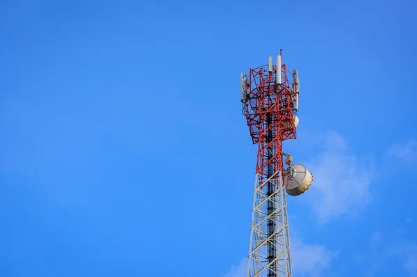 Telecommunications antenna tower for mobile phone with the blue sky background. — Stock Photo, Image