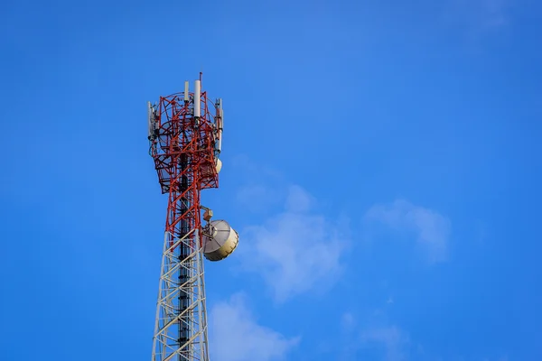 Torre de antena de telecomunicações para celular com o fundo azul do céu . — Fotografia de Stock