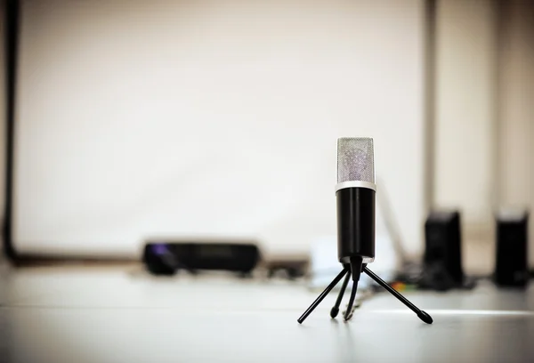 Micrófono en la mesa con foto borrosa de la sala de conferencias. Tono vintage . —  Fotos de Stock