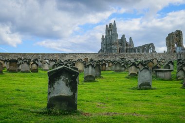 Whitby, North Yorkshire, İngiltere'de manastır mezarlığı