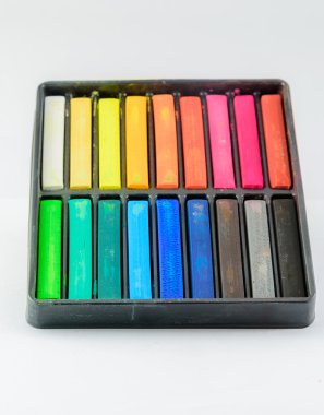 Beyaz arkaplanda izole edilmiş renkli kalemleri kapat