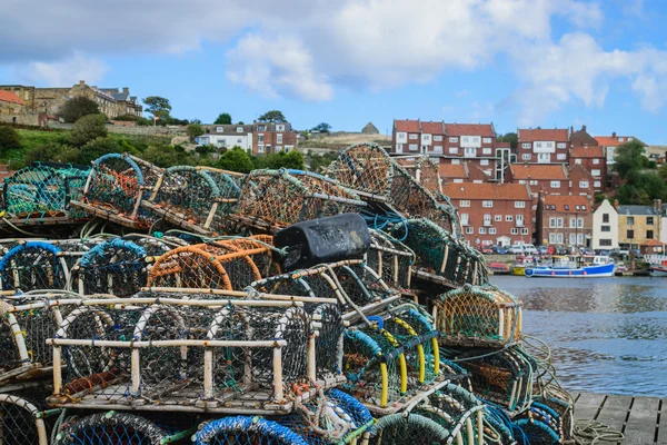 Panier pour la capture de homard sur la promenade dans l'abbaye de Whitby, North Yorkshire, Royaume-Uni — Photo