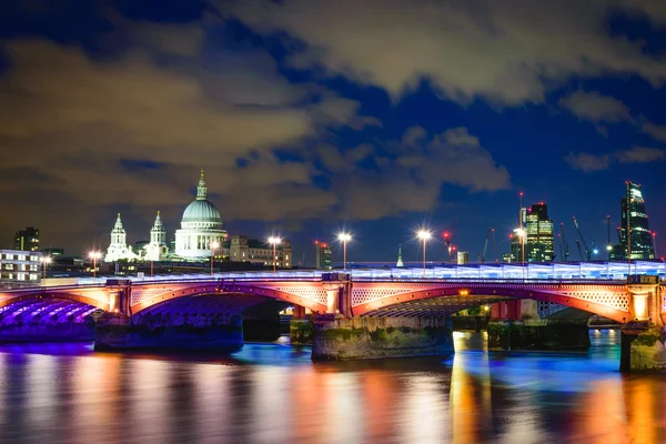 Blackfriars köprüden gece, Londra, İngiltere — Stok fotoğraf