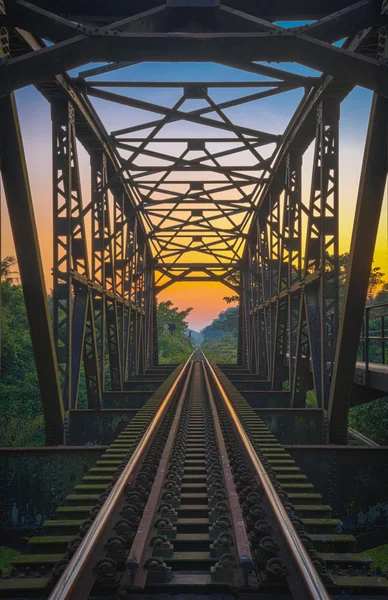 Pôr do sol na ponte ferroviária na zona rural da Tailândia . — Fotografia de Stock