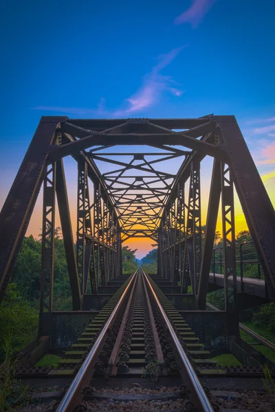 Pôr do sol na ponte ferroviária na zona rural da Tailândia . — Fotografia de Stock