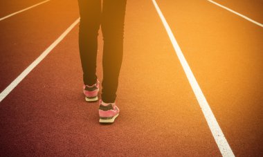 Koşu parkuru üzerinde yürüyen kadın. Vintage sesi.