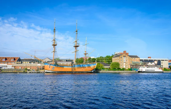 Le vieux bateau sur les tés de la rivière à Stockton-on-tees, Yorkshire du Nord, Royaume-Uni . — Photo