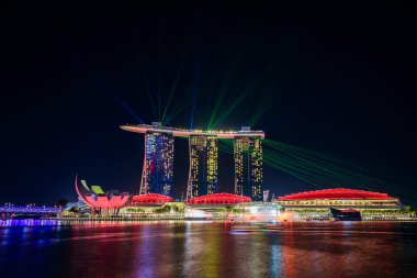 Singapur-Temmuz 8, 2016: Singapur şehir manzarası ve 8 Temmuz 2016 gece Marina Körfezi çevresinde gökdelenlerin görünümü.