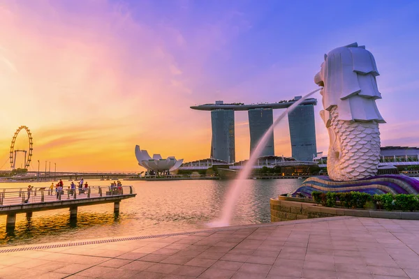 Singapur dönüm noktası Merlion gün doğumunda
